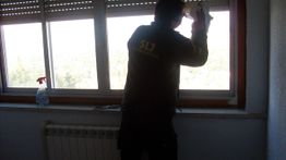SLJ Cerrajería y Mudanzas hombre limpiando ventana 